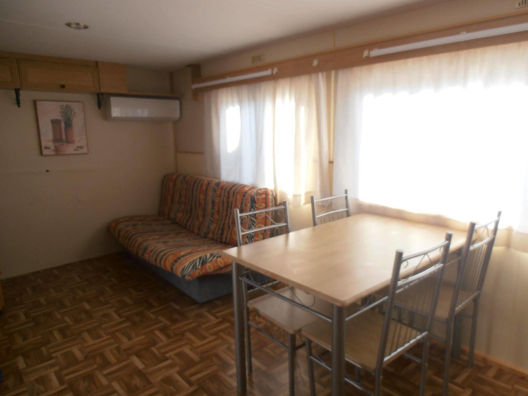 Отель Oasis Country Park Ругат Экстерьер фото